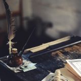 作者苏若衡在办公桌前整理打印出的指标对照表，桌角放着一杯已经凉透的茶