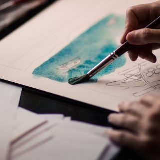 截图上用荧光绿画笔圈出异常波动的数据点并写下简短批注