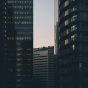 林观澜的头像，深夜办公室里对着多屏数据曲线做标注的数据可视化主编